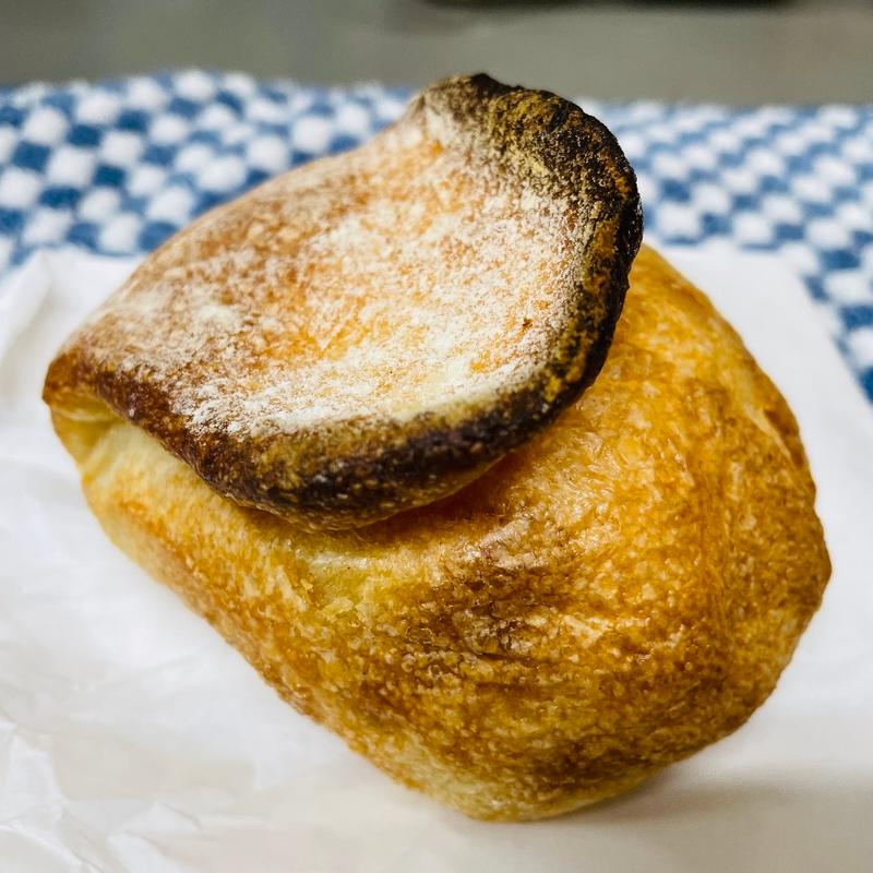 硬焼きバターパン(みやび亭)