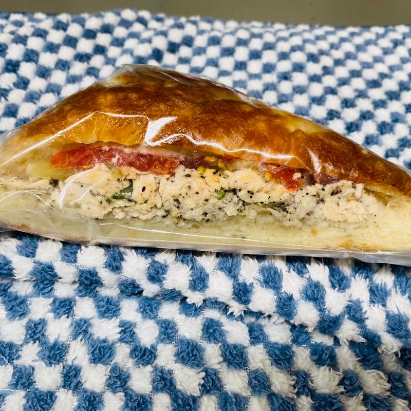 フォカッチャサンド(棒棒鶏、胡瓜、トマト)(みやび亭)