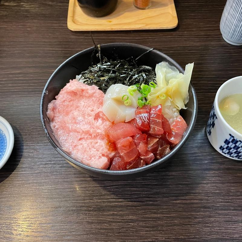 三品丼(まぐろのなかだ屋)