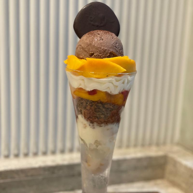 トロピカルフルーツ＆チョコレートのパフェ(GODIVA café Minatomirai（ゴディバ カフェ みなとみらい）)