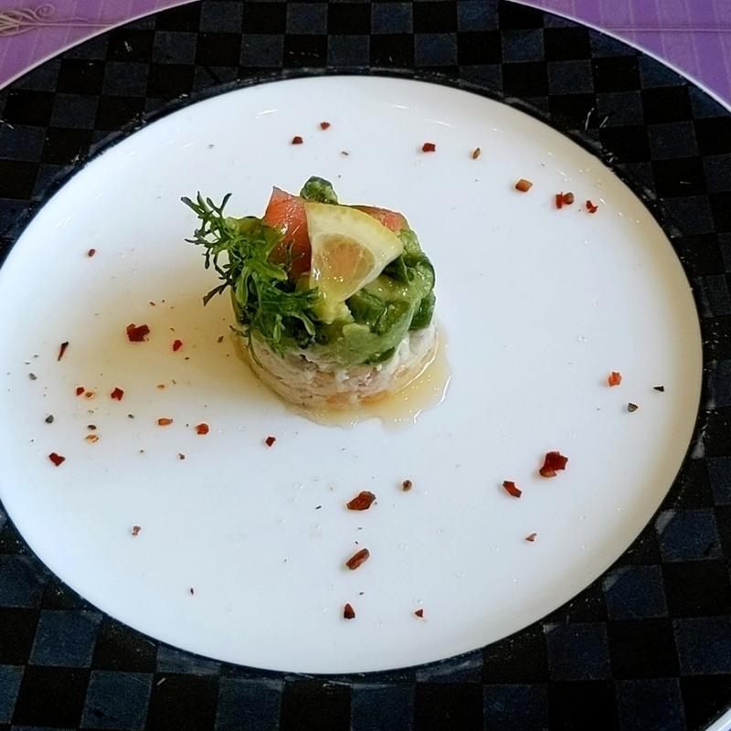 スモークサーモンとアボカドのポキ風(ナイト＆デイ （ナイトアンドデイ）)