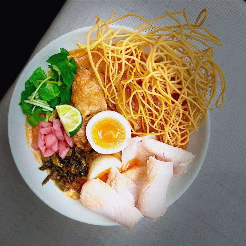 鶏吉(泰式香辛麺商店 仲吉 spice noodle shop カオソーイ専門店 khao soi)