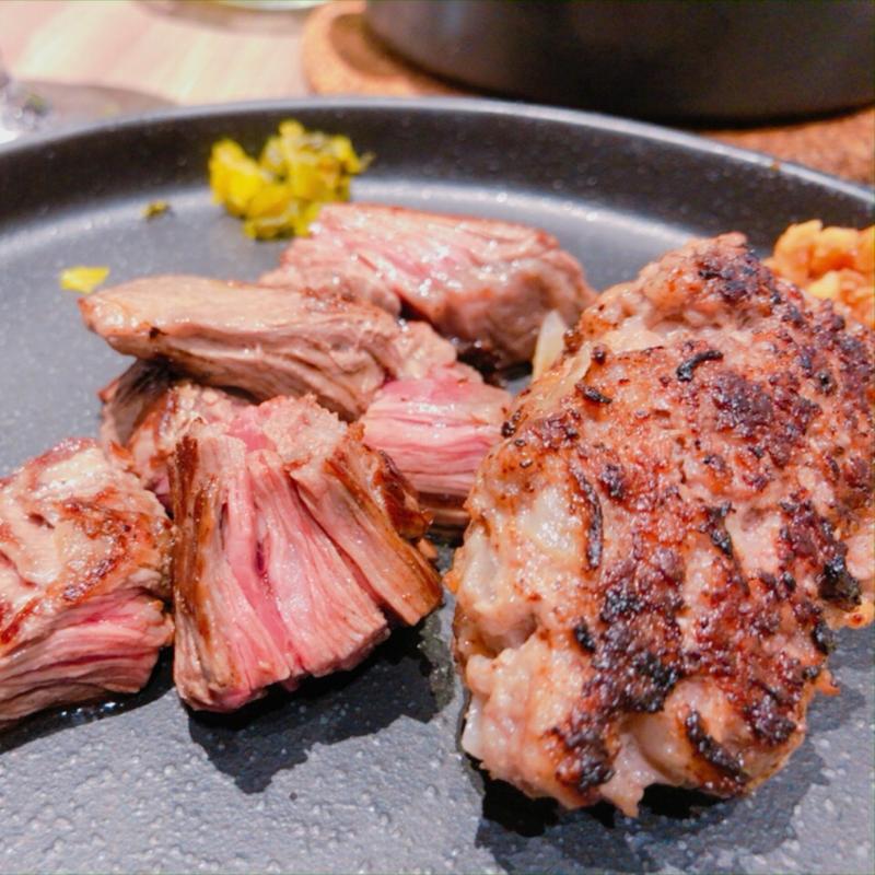 肉屋のハンバーグとロースステーキと〆ご飯セット(肉屋のハンバーグと炊きたての米)