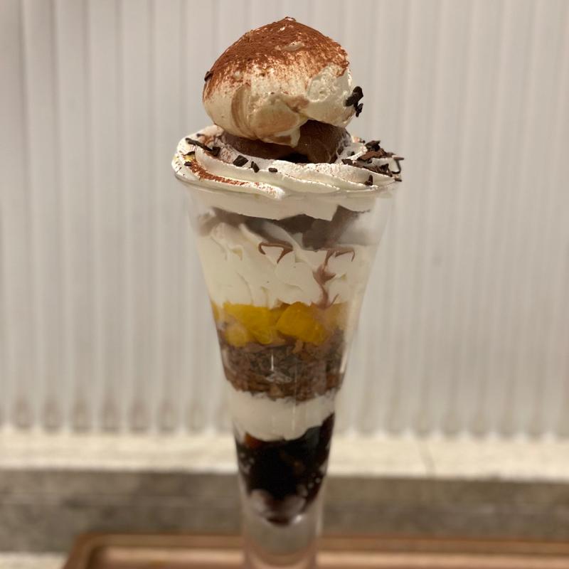 マスカルポーネとオレンジのチョコレートパフェ(GODIVA café Minatomirai（ゴディバ カフェ みなとみらい）)