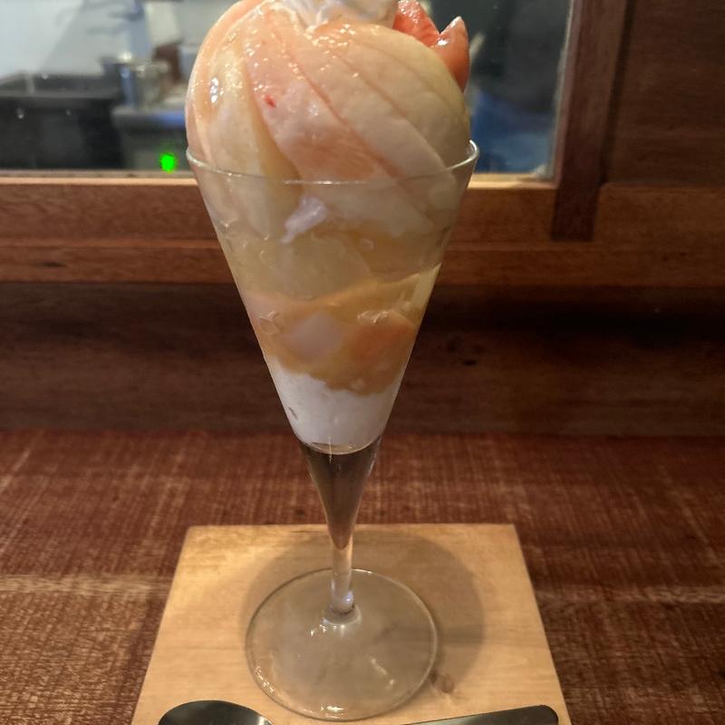 桃パフェ(瓦そば シガ食堂)