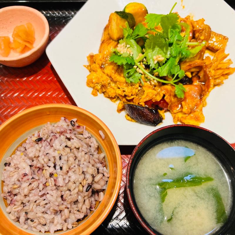 夏野菜と海鮮トムヤム玉子炒め定食(大戸屋ごはん処 イオンモール津田沼店)