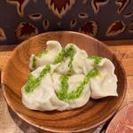 うらわ餃子の水餃子　高橋農園のルッコラ自家製ジェノベーゼソース(U.B.P Brewery)