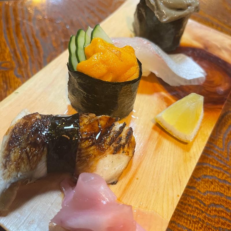 焼きアナゴ＋シマアジ＋雲丹＋カニミソ(すし処 さくら)