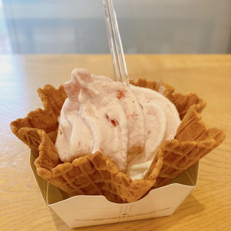いちごワッフル(山川牧場自然牛乳 直営工場売店 )
