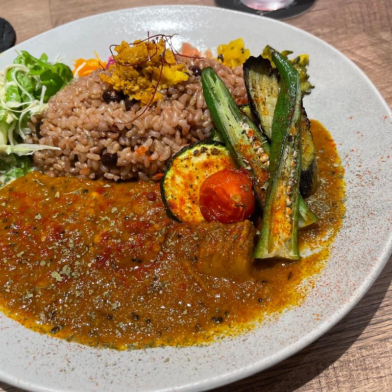 彩夏野菜とシーフードのレッドカレー(ちゃぶや咖喱堂)