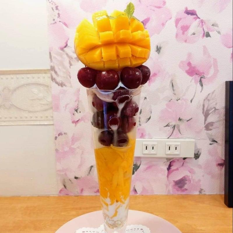 宮崎マンゴーと大粒アメリカンチェリーのパフェ(カフェド ペル)