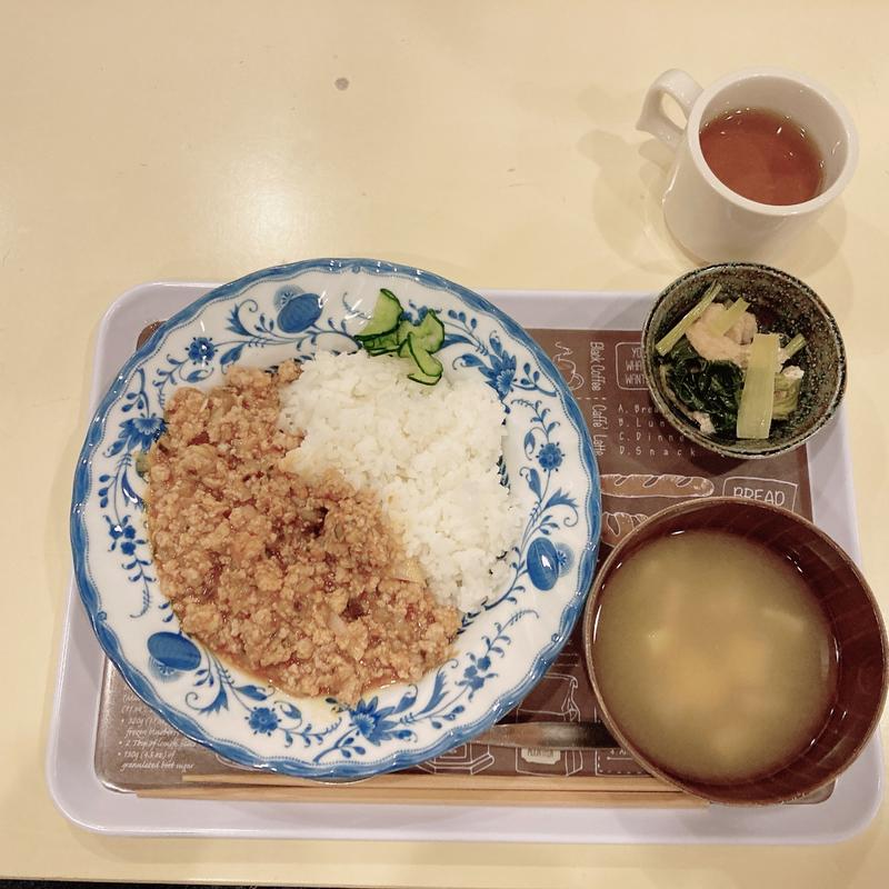 ミートライス、小松菜と油揚げの煮浸し、じゃがいもとえのきのみそしる(ぐるぐる食堂 / Guru-Guru Shokudo)