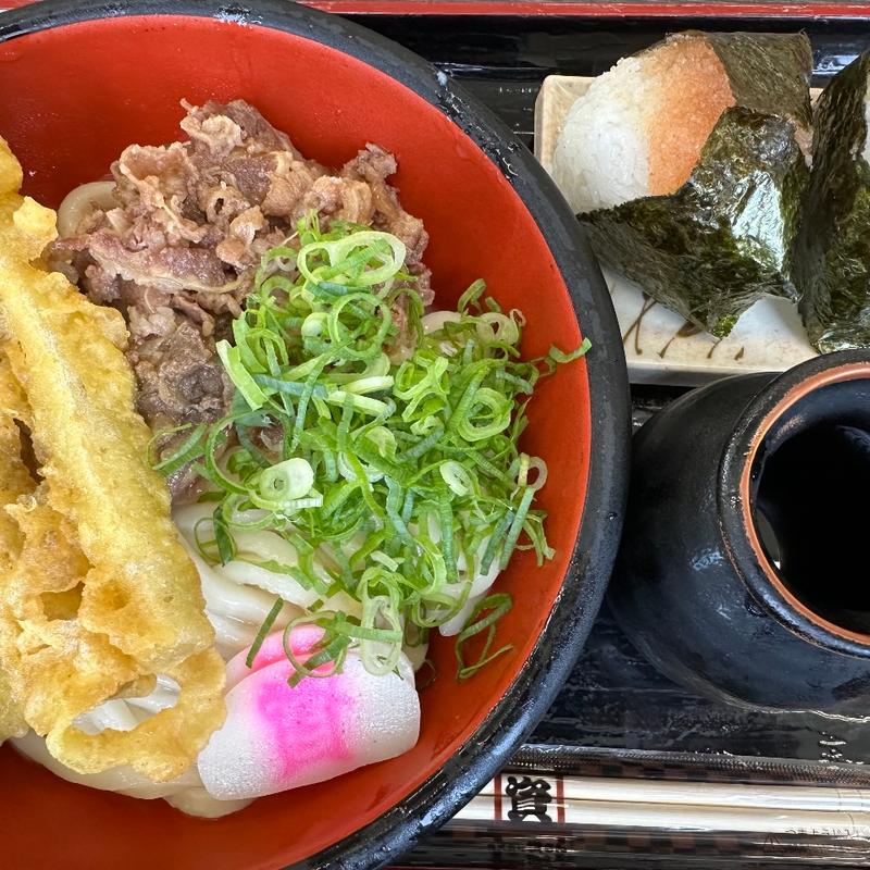 肉ごぼ天ぶっかけ+明太子おにぎり(資さんうどん 空港通店)