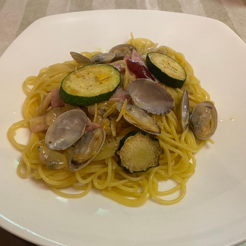 ズッキーニ、あさり、ベーコンのレモンペペロンチーノ(まとい亭)