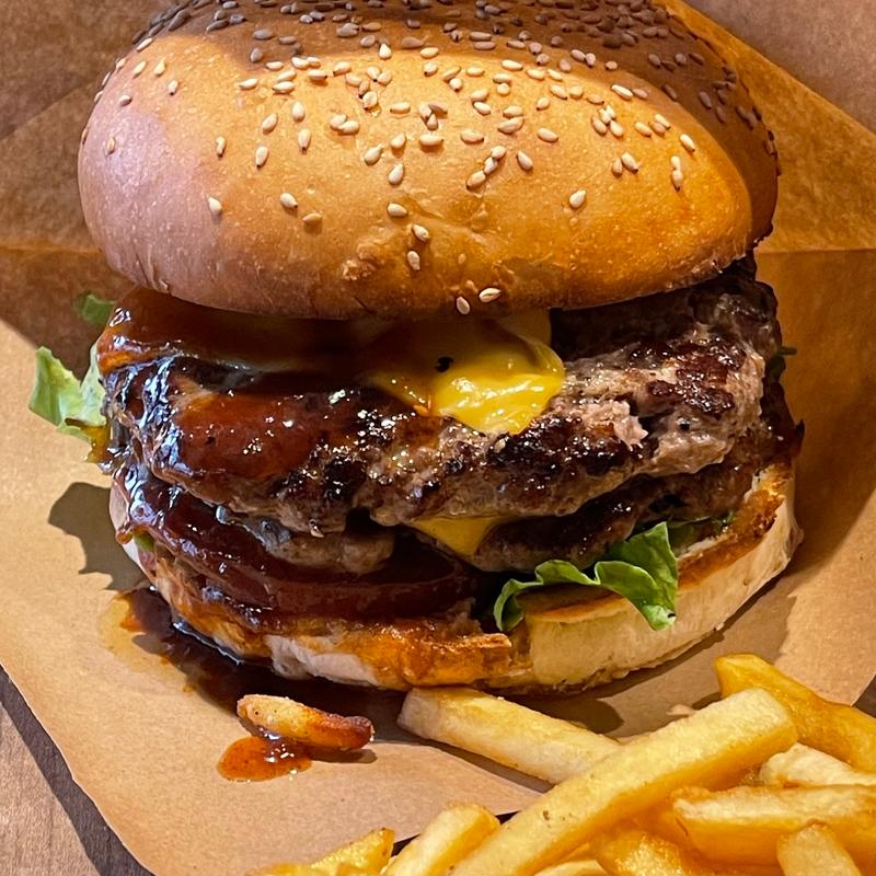 和牛ダブルチーズバーガー(RISE＆WIN Brewing Co．KAMIKATZ TAPROOM)