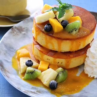 トロピカルフルーツとマンゴーソースのパンケーキ(MARFA CAFÉ)