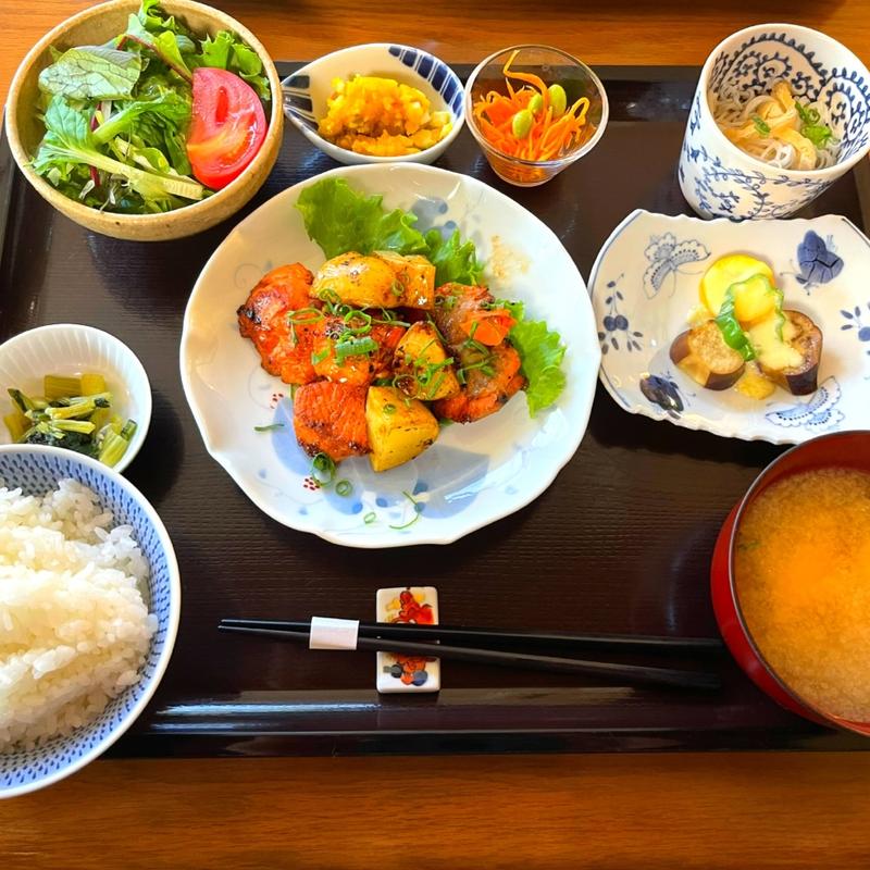 ランチ 鮭とじゃが芋バター醤油　ドリンク付き(おうちごはん Cafeそらまめ)