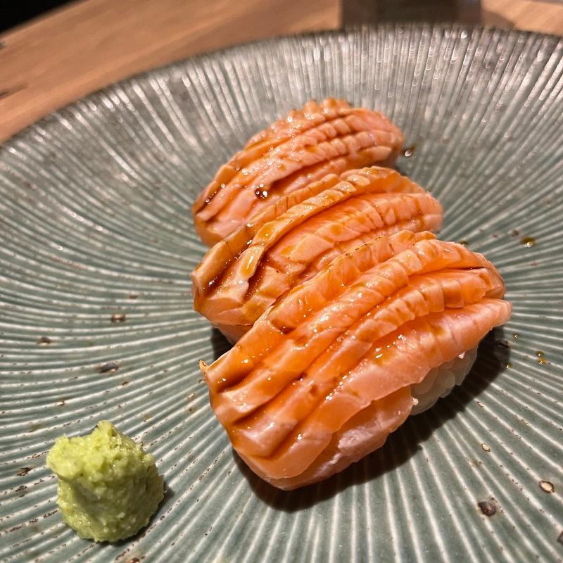 とろサーモン炙り寿司(にく串や)