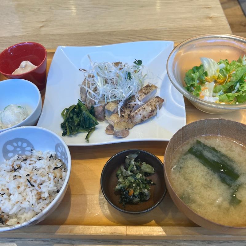 鶏肉黒胡麻七味焼き、ひじきご飯(おぼんdeごはん アトレ浦和店)