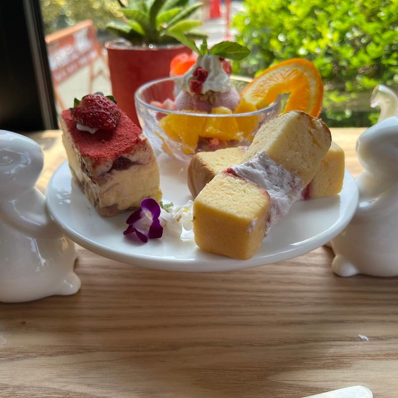 いちごスィーツのcombination plate〜うさぎの夏休み(いちびこ 太子堂店)
