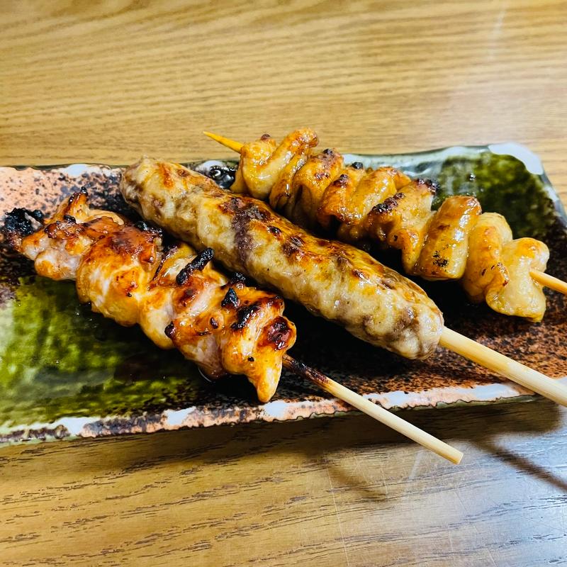 焼き鳥(モモ焼き、鳥皮、牛タンつくね)(串焼き 与兵)