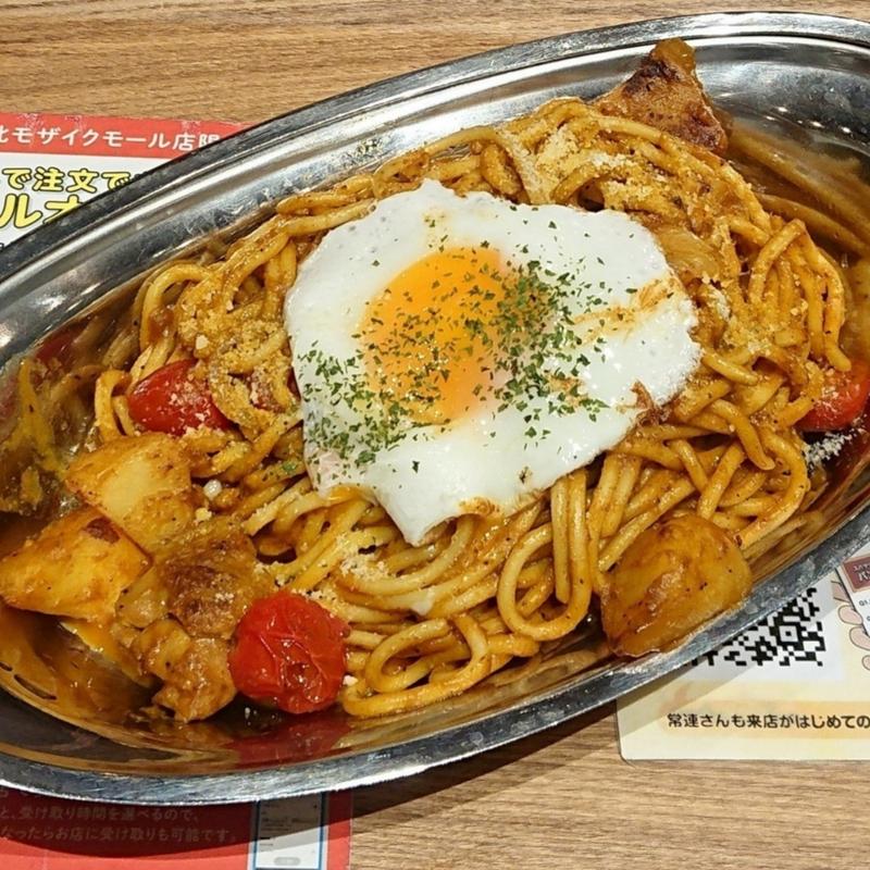 ゴロゴロチキンのカレーナポ＋目玉焼き【トッピング】(キッチンパンチョ モザイクモール港北店)