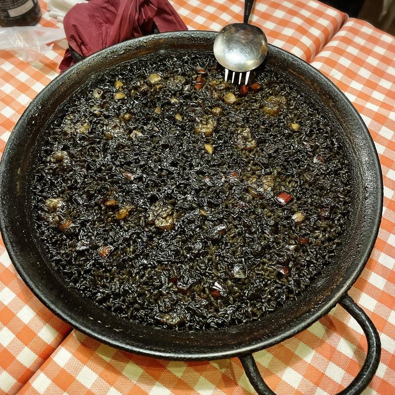 イカ墨のパエリア(サル イ アモール （Sal y Amor）)