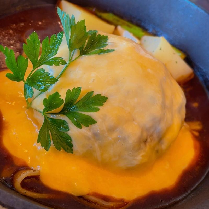 とろーり3種チーズのハンバーグデミグラスソース(白老牛の店いわさき ご馳走亭)