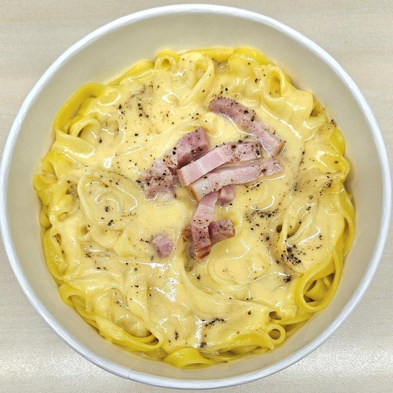 濃厚クリームの生パスタカルボナーラ(ナチュラルローソン 千代田四番町店)