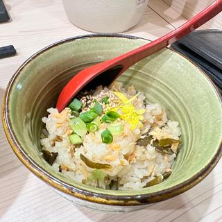 銀鮭と塩蔵茎わかめの炊き込みご飯(ラーメン専科 竹末食堂)