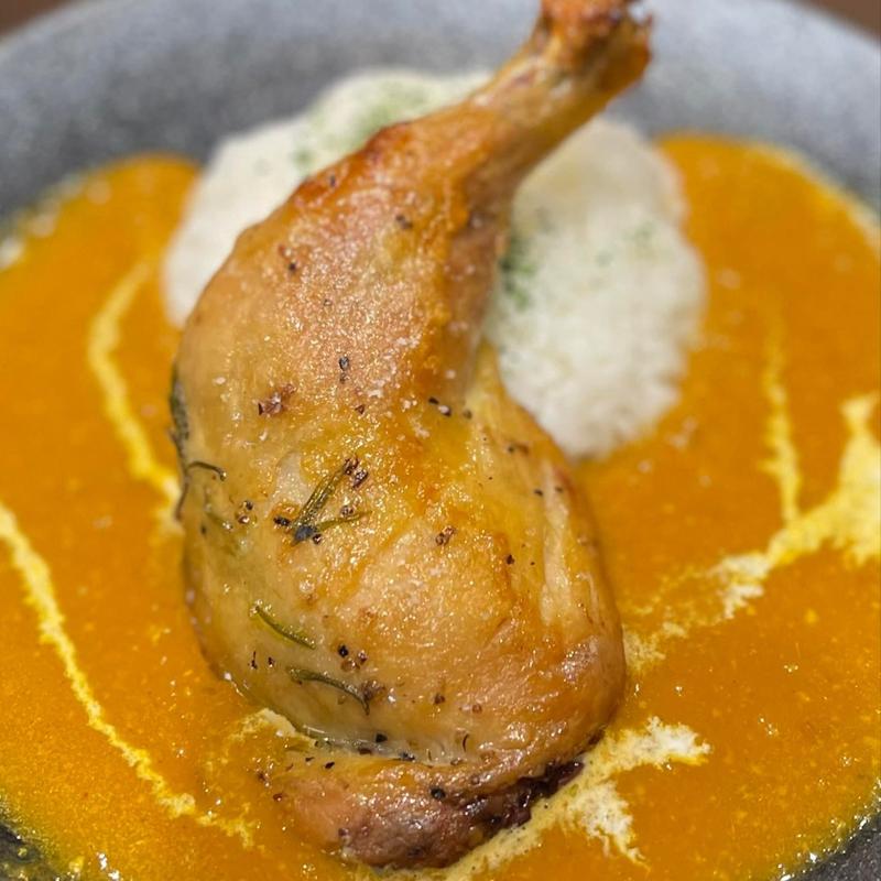 骨付きチキンのすぱいすかりー(ワイン酒場すぱいす・かりーshioya)