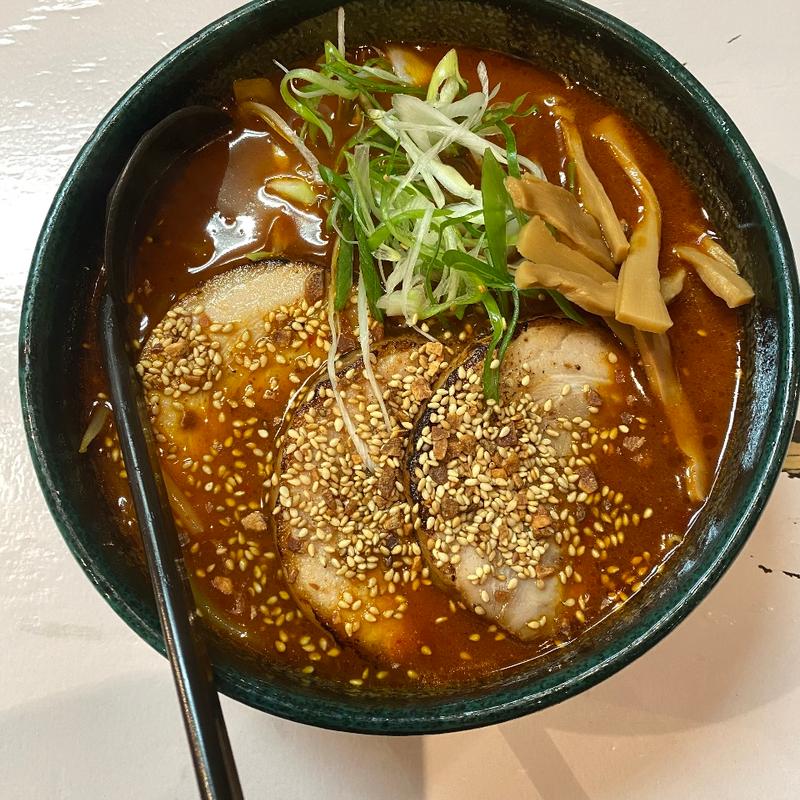 厚切り炙りバラチャーシュー麺　辛らぁめん　醤油(らぁめん銀波露 ラソラ札幌店)