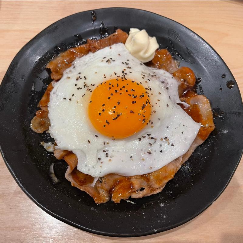 豚バラ目玉焼き(一軒め酒場 月島三丁目店)