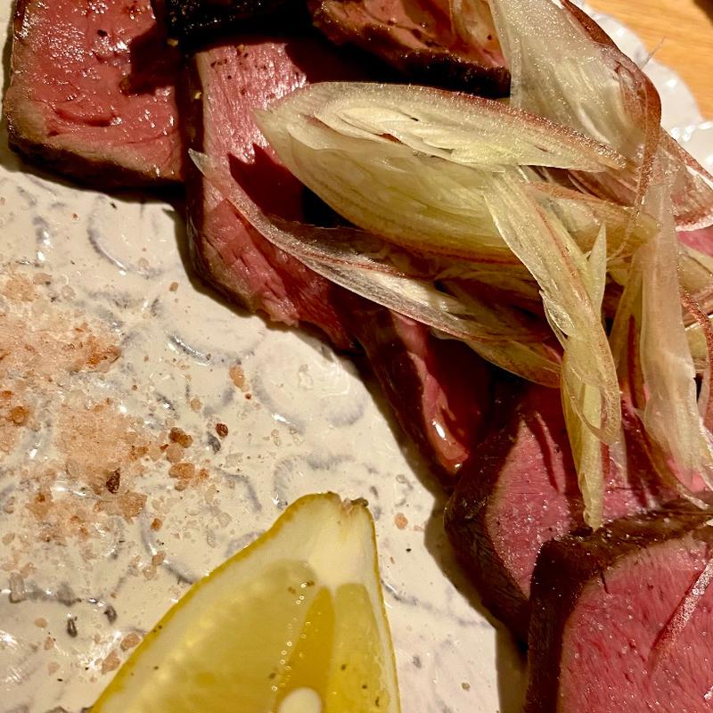 牛ハツのたたき(葡萄酒&SAKE 中川食堂)