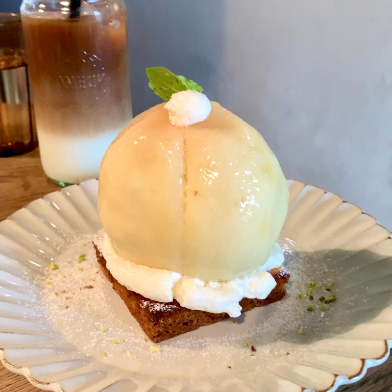 桃のまるごとタルト(マーベリック　コーヒーアンドヴォイド)