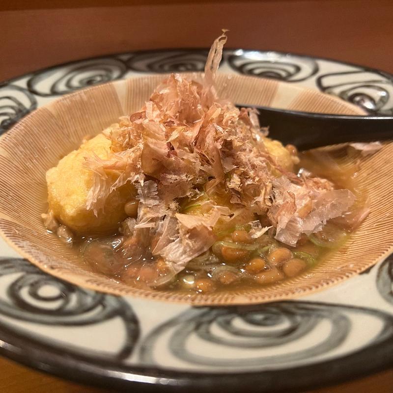 島豆腐の厚揚げ納豆がけ(ハナハナヤノ)