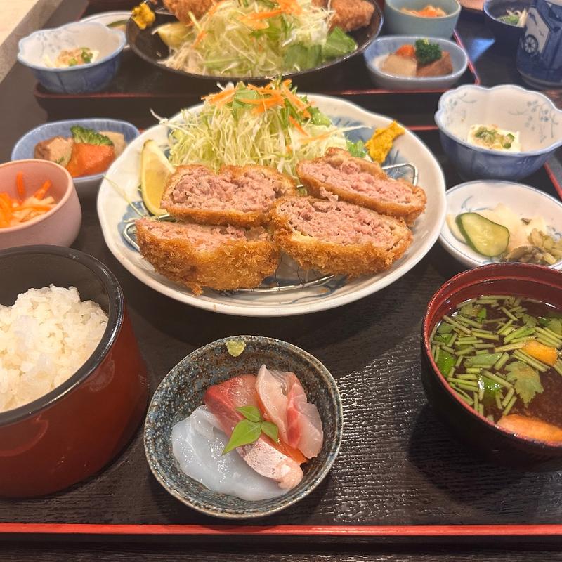 手ごねメンチカツ御膳(高尾 煉瓦屋〜産地直送の黒豚・霧島豚の和食の専門店)