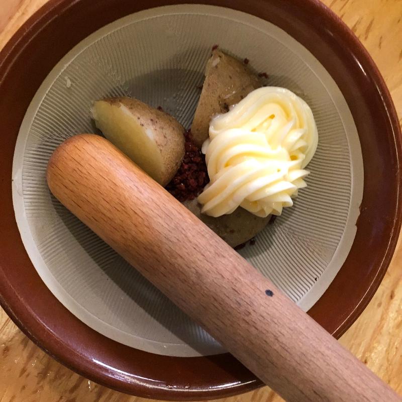 牛タンそぼろポテトサラダ(立ち喰い焼肉 治郎丸)