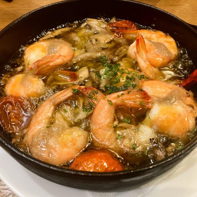 殻付き海老と青森田子にんにくのアヒージョ(Le Bar a vin 52 アトレ恵比寿西館店)