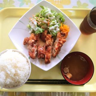 【日替り】鶏の唐揚げ定食(スイートチリマヨソース)(ひまわり食堂)