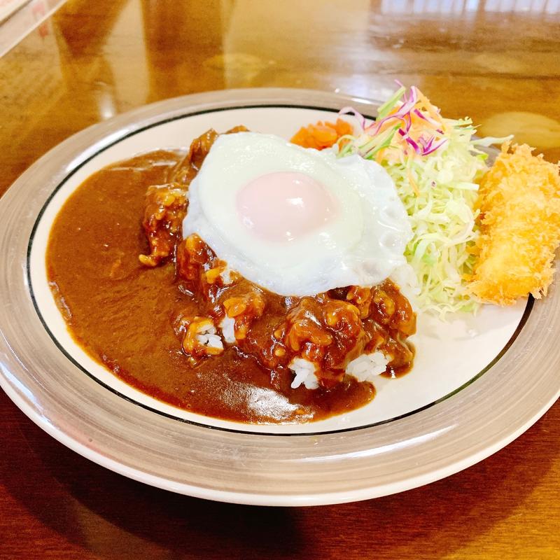 カレーライス(目玉焼き・イカフライトッピング)(キッチンとんとん)