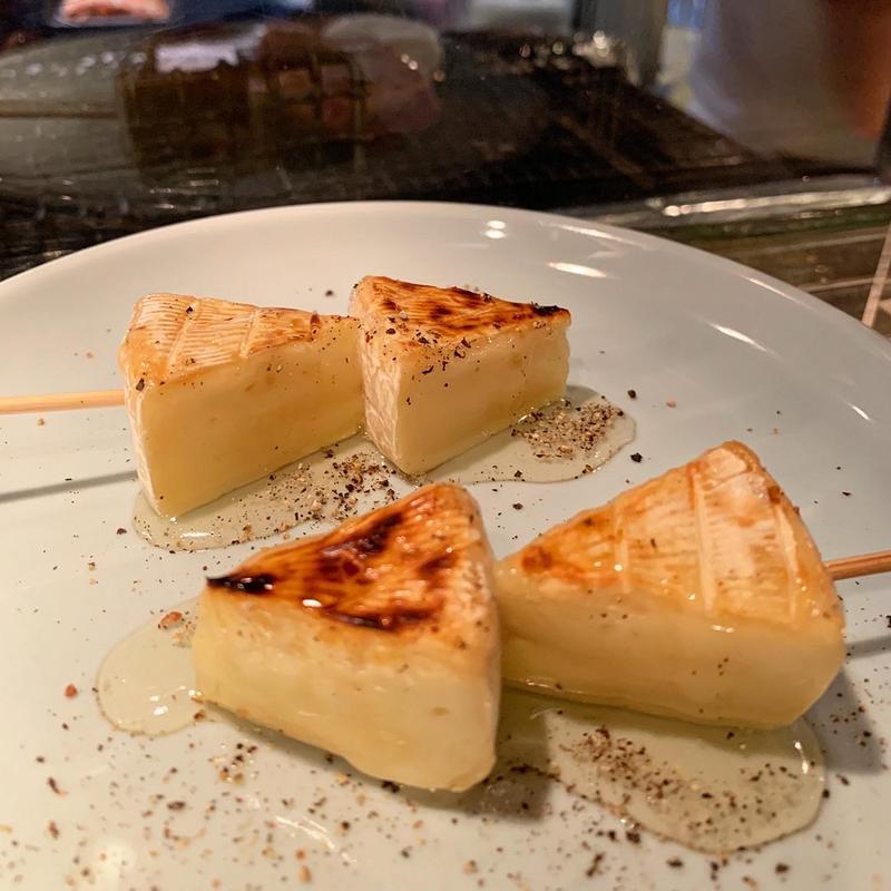 カマンベールの串 蜂蜜と黒胡椒(ヴァンピックル 銀座 （vinpicoeur）)