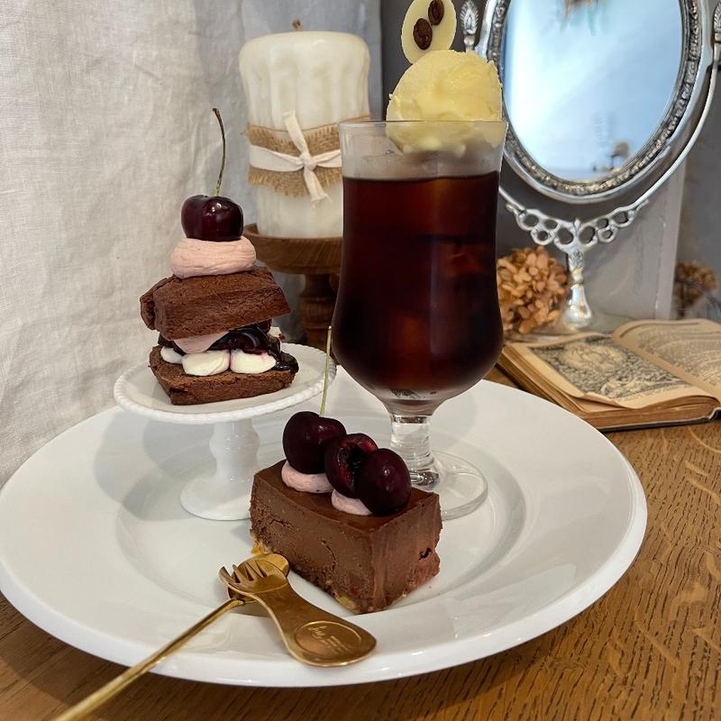 チェリーとチョコレートのスコーンサンドとチェリーとチョコレートのチーズケーキとコーヒーフロート(リトルヴィレッジ)