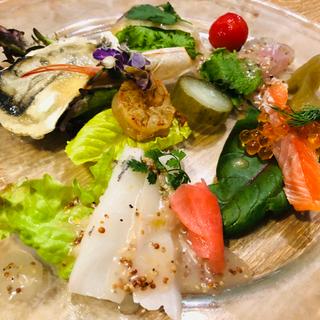 海の幸の豪華なアミューズ(フランス厨房 旬彩 中央駅店 )