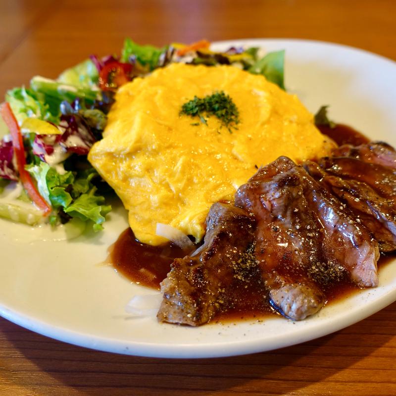 夏野菜のサラダステーキオムライス(卵と私 天王寺ミオ店)