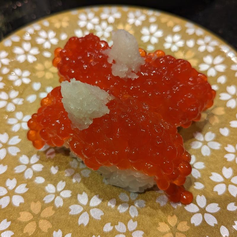 北海道産紅鮭筋子握り(グルメ回転寿司 函太郎 新千歳空港店)