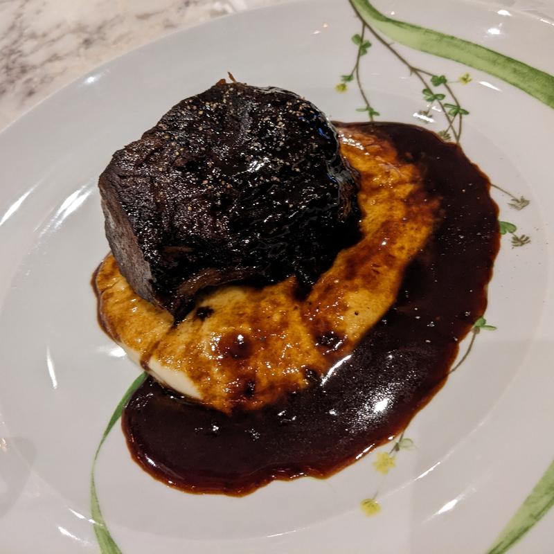 牛ほほ肉の濃厚赤ワイン煮込み ブルゴーニュ風 マッシュポテトを添えて(VALON TOKYO 錦糸町店)