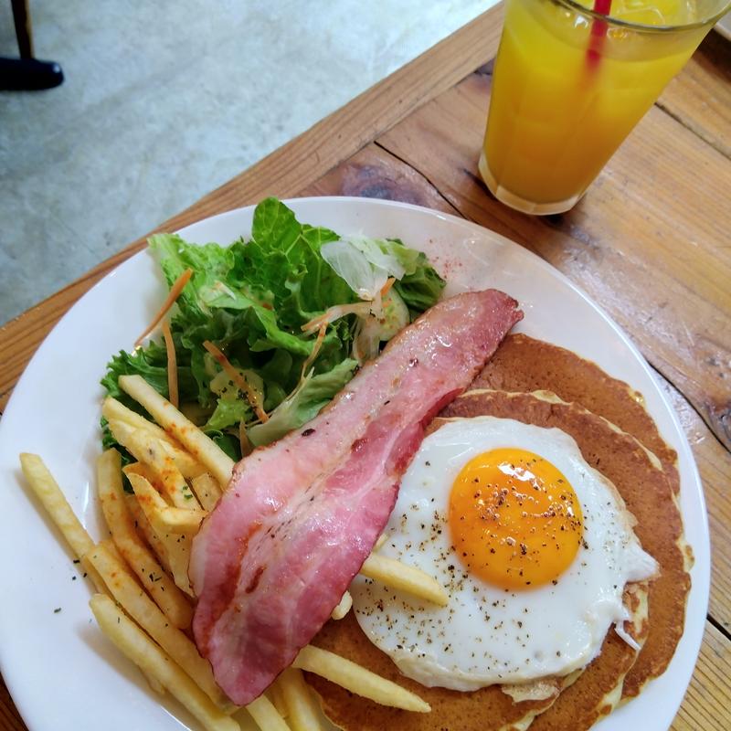 ミールパンケーキ、ベーコンエッグ（ドリンク付）(Peppy's Diner With COSTA COFFEE)