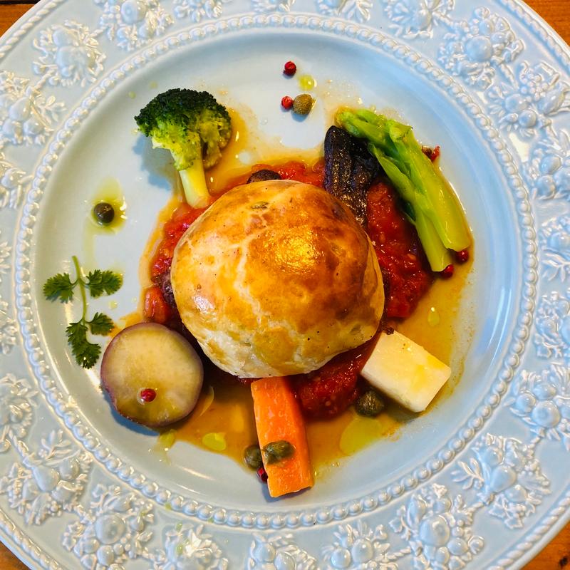 サーモンのクリーム煮パイ包み トマトソース(洋食屋 青空 （ヨウリョクヤ アオゾラ）)