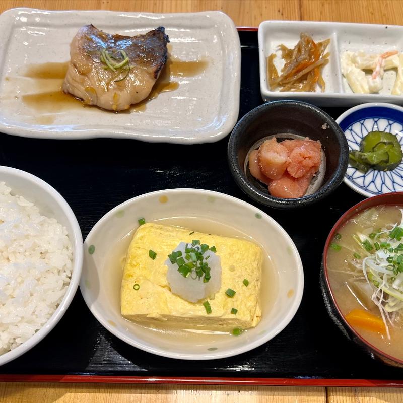 スズキの青柚子照焼と出汁巻き定食：明太子　豚汁(酒と飯　たまる食堂)